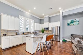 Tesla-Charger TX Medical Ctr Sleeps 7 5 beds - 8