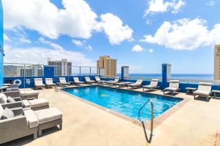 Luxury Waikīkī Condo - 1BR King Suite, Full Kitchen, Rooftop Pool, 700ft to Beach l Sea La Vie - 8