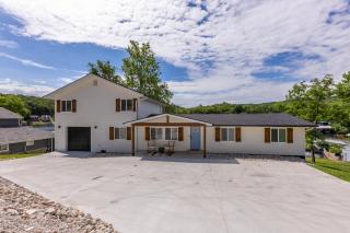 Great Location & Lake Views, Boat Slip - 9