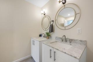 Elegant 2Story Bloomfield 3 Kings 2 Queens - 3