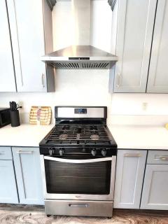 Modern Family Retreat Near Disneyland Pet-Friendly Yard & Views - 8