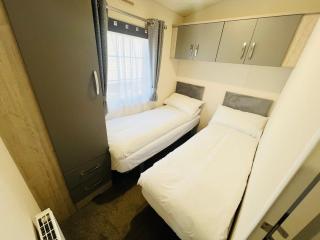 2 Bedroom Caravan FE12, Fairway, Sandown, Dog Friendly - 2