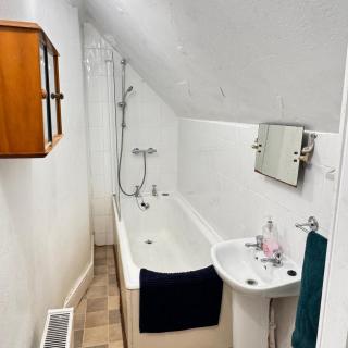 BASIC APARTMENT - quiet, compact, FREE PARKING & WiFi easy access to Cardiff - LONG TERM OFFER! - 5