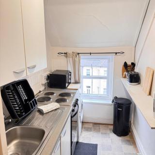 BASIC APARTMENT - quiet, compact, FREE PARKING & WiFi easy access to Cardiff - LONG TERM OFFER! - 4