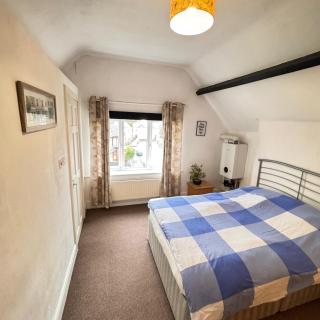 BASIC APARTMENT - quiet, compact, FREE PARKING & WiFi easy access to Cardiff - LONG TERM OFFER! - 3