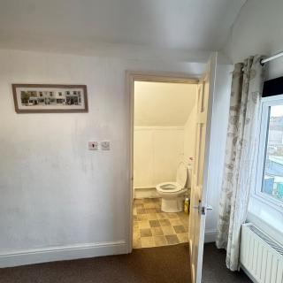 BASIC APARTMENT - quiet, compact, FREE PARKING & WiFi easy access to Cardiff - LONG TERM OFFER! - 2