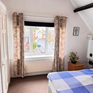 BUDGET APARTMENT - quiet, compact, FREE PARKING & WiFi easy access to Cardiff - LONG TERM OFFER! - 3