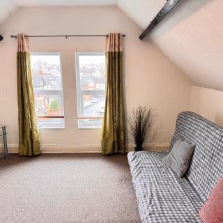 BUDGET APARTMENT - quiet, compact, FREE PARKING & WiFi easy access to Cardiff - LONG TERM OFFER! - 9