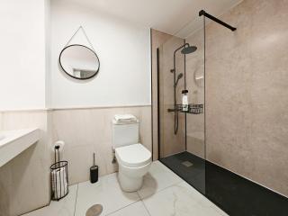 Stylish Beachfront apt with sea view - 4