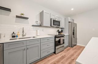 Spacious House with King Beds in Prime Location - 8