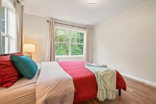 Spacious House with King Beds in Prime Location - 4