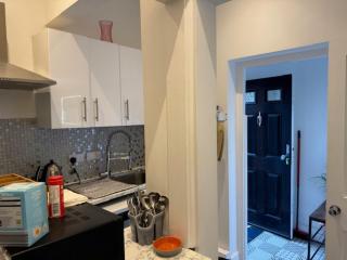 Luxury Four poster bed studio apartment - 3