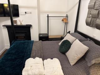 Luxury Four poster bed studio apartment - 1
