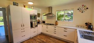 Soggy Bottom Farm House, Sea views and peacocks - 2