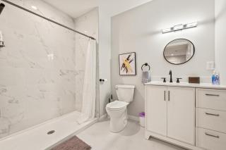 Ideal Family Stay Sleeps 20 in Bloomfield CT - 8