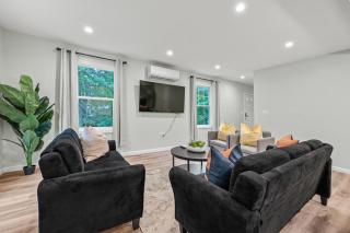 Ideal Family Stay Sleeps 20 in Bloomfield CT - 5