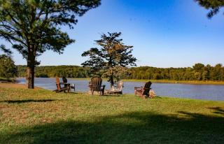 Lakefront Retreat for 8 with Fire Pit & Cozy Cabin Vibes - 5