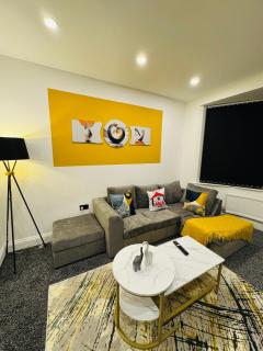 3 bedroom house sleeps 6 Discounts on long stays FreeParking Business free WiFi - 6