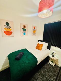 3 bedroom house sleeps 6 Discounts on long stays FreeParking Business free WiFi - 4