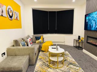 3 bedroom house sleeps 6 Discounts on long stays FreeParking Business free WiFi - 3