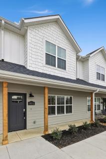 The Dugout -30 day min stays only - 2mi to Downtown - 8