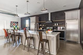 Synergy - Pool Table - In the Middle of Old Town! - 4