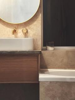 Private King Room - Near AZ and Train Links - 2