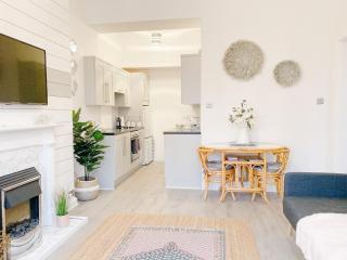 Chic flat close to Edinburgh, Airport, & Zoo - 3