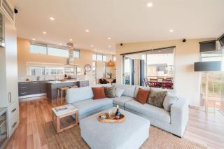 Tahiti Haven Ocean Front Modern Family Escape - 8