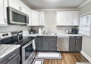 Stylish 2BR in Decatur - Big Deck - Pets OK - Fire Pit - 8