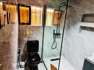 Rare Luxury 2bed guest house with private garden close to airport - 1