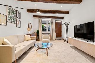 Cozy Apt with Smart TV, Elevator & Equipped Kitchen - 0