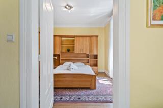 Cozy 3BR Townhome Walk to City Center & Park Free - 2