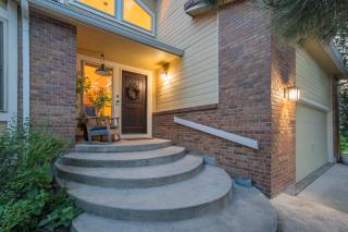 Upper Level Mountain View Retreat - 3