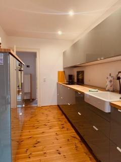 Charmantes Altbau-Apartment nahe ICE-Bahnhof mit Balkon und großer Küche by Castora Homes - 0