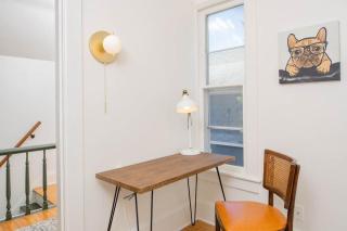 Downtown Walkable - 2 bed 1 bath King Bed - 4