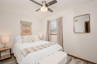 Stevens Point Getaway - HUGE 5 bedroom Home 3 Full Bath - 2