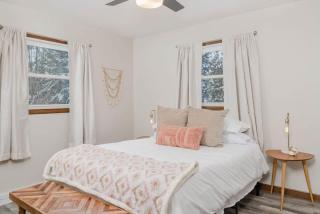 Stevens Point Getaway - HUGE 5 bedroom Home 3 Full Bath - 1