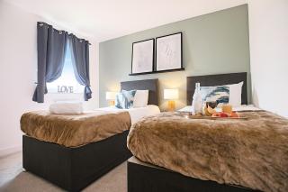 Stylish 2 Bedroom Duplex Apartment - Close to City Centre - Balcony, Free Parking, Self-Check-In, Fast Wifi & Smart TVs by Yoko Property - 5