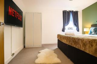 Stylish 2 Bedroom Duplex Apartment - Close to City Centre - Balcony, Free Parking, Self-Check-In, Fast Wifi & Smart TVs by Yoko Property - 3