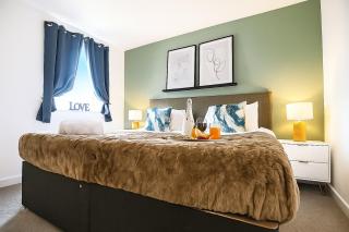 Stylish 2 Bedroom Duplex Apartment - Close to City Centre - Balcony, Free Parking, Self-Check-In, Fast Wifi & Smart TVs by Yoko Property - 4