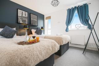 Stylish 2 Bedroom Duplex Apartment - Close to City Centre - Balcony, Free Parking, Self-Check-In, Fast Wifi & Smart TVs by Yoko Property - 1