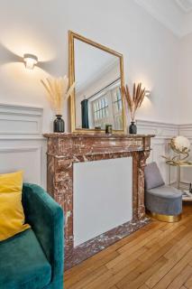 Sleek and Sophisticated in Prime Location - 1