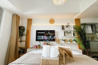 Minimalist Spot for Couples with PS4, Netlix and Instax - 8