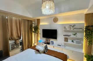 Minimalist Spot for Couples with PS4, Netlix and Instax - 4