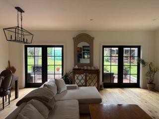 Charming Victoria Character Home-Pet Friendly - 8