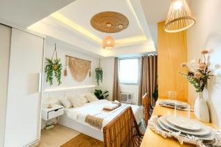 Boho-Inspired Studio for Couples with Huge Balcony - 8