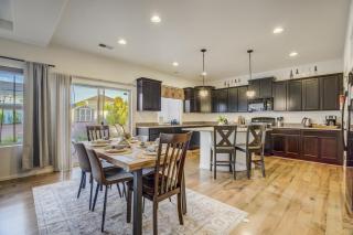 Spacious Family Getaway Near Downtown - 9