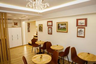 Hermes Petite Maison Hotel - 9