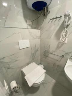 Hermes Petite Maison Hotel - 4